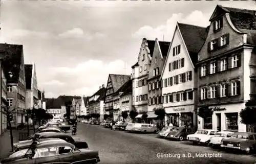 Ak Günzburg an der Donau Schwaben, Marktplatz, historische Gebäude, Straßenansicht, Autos, Pos...