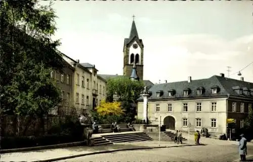 Ak Hammelburg in Unterfranken Bayern, Blick auf eine Kirche, historische Gebäude, Bäume, Trepp...