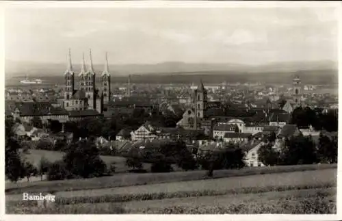 Ak Bamberg in Oberfranken, Stadtansicht mit drei Türmen, Wolken, hügelige Landschaft