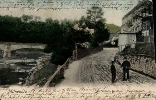 Ak Mittweida in Sachsen, Brücke, Straße, Gasthaus „Naudurfchen“, Spaziergänger