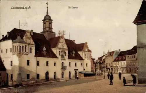 Ak Lommatzsch in Sachsen, Rathaus, malerische Gebäude, Straße mit Personen