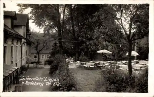 Ak Liegau Augustusbad Radeberg Sachsen, Grundmühle, Silberdiele Liegau, Garten mit Tischen und...