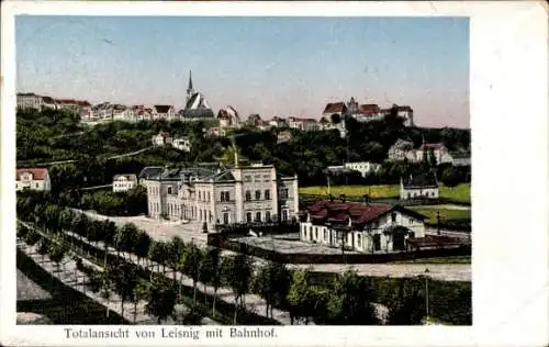 Ak Leisnig in Sachsen, Ansicht des Bahnhofs, Stadtansicht, Gebäude und Landschaft