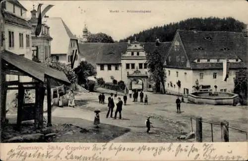 Ak Lauenstein im Müglitztal Altenberg, Schlosseingang, Markt, Brunnen