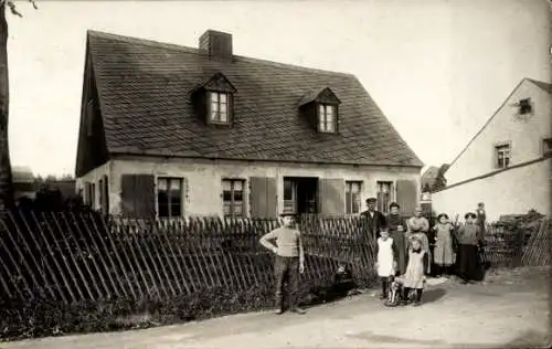 Foto Ak Gersdorf in Sachsen, Familie am Haus