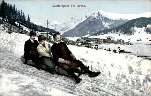 Ak Davos Kanton Graubünden, Wintersport, drei Personen auf einem Schlitten