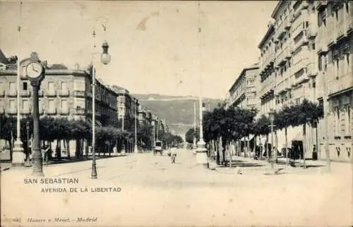 Ak Donostia San Sebastian Baskenland, Avenida de la Libertad, Uhr, Bäume, Straßenansicht