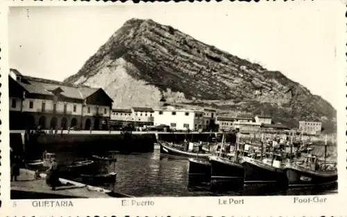 Ak Guetaria Baskenland, Hafenansicht, Fischerboote, Berg im Hintergrund, Schwarz-Weiß-Foto