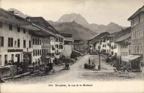 Ak Gruyères Kanton Freiburg Schweiz, Altes Dorf, Straße, Moléson, Berge, historische Architektur