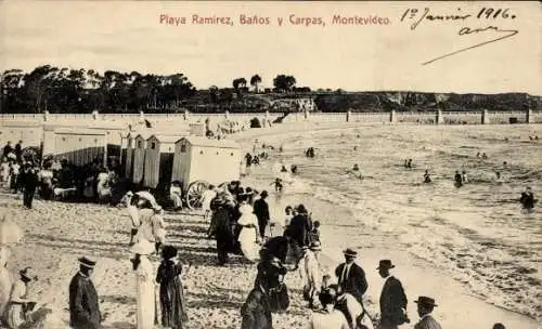 Ak Montevideo Uruguay, Strand mit Badehäusern, viele Menschen, Wellen, historische Atmosphäre