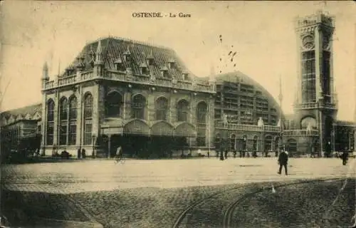 Ak Oostende Ostende Westflandern, Historisches Bahnhofsgebäude, Turm, gläserner Anbau, Mensche...