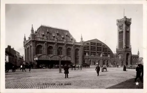 Ak Oostende Ostende Westflandern, Bahnhofgebäude, Uhrturm, historische Architektur, Straßenans...