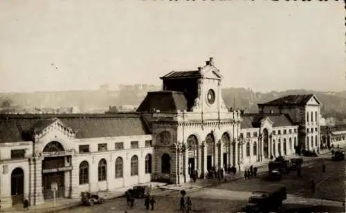 Ak Namur Wallonien, Bahnhof, historische Architektur, Fahrzeuge, Menschen, Schwarz-Weiß-Foto