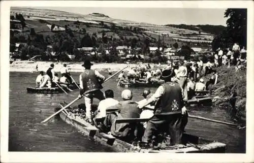 Ak Szczawnica Polen, Ruderboote auf einem Fluss, Teilnehmer an einer Veranstaltung, ländliche ...