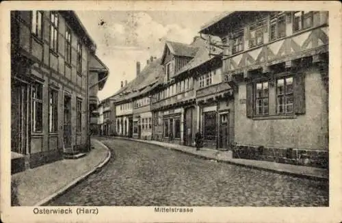 Ak Osterwieck am Harz, Straße mit historischen Gebäuden, gepflasterte Straße, Ortsschilder