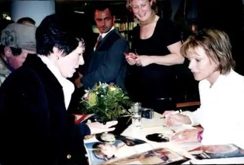 Foto Schauspielerin Uschi Glas beim Autogramm Schreiben