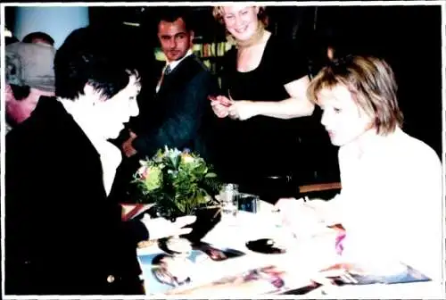 Foto Schauspielerin Uschi Glas schreibt Autogramme