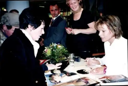 Foto Schauspielerin Uschi Glas beim Autogramm Schreiben