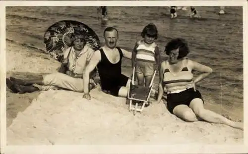Foto Ak Familie am Strand, Bademode, Sonnenschirm, Kind, Schubkarre