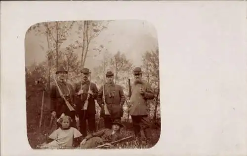 Foto Ak Jäger, Mädchen, Gewehr, Gruppenfoto