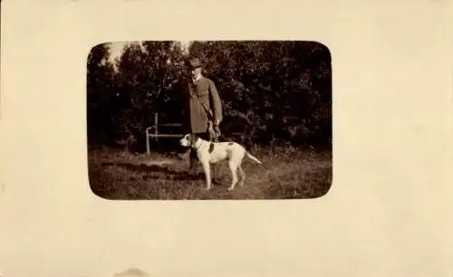 Foto Ak Jäger mit Jagdhund, Gewehr