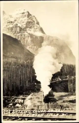 Foto Ak British Columbia Kanada, Lower Spiral and Mount Stephen, Eisenbahn, Gleise