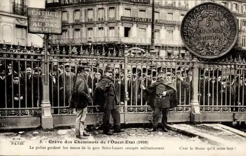 Ak Paris, La Gare Saint Lazare, Greve des Cheminots de l'Ouest Etat 1910, police, Eisenbahnerstreik