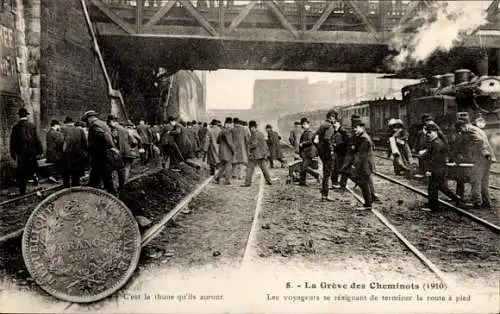 Ak La greve des Cheminots 1910, Les voyageurs se resignant de terminer la route a pied, Streik