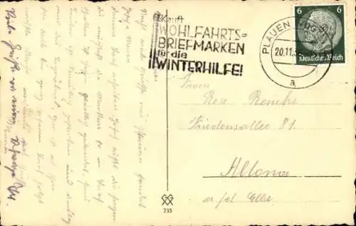 Ak Zwei Hunde schauen zu einer Katze in einem Korb hoch