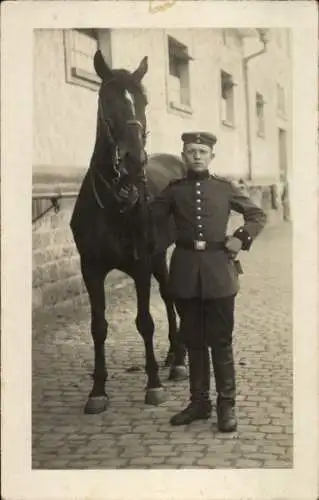 Foto Ak Deutscher Soldat in Uniform, Portrait mit Pferd
