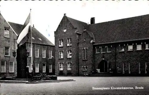 Ak Breda Nordbrabant Niederlande, Innenhof der Kaserne in Breda