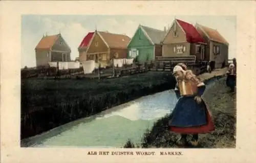 Ak Kerkbuurt Marken Waterland Nordholland Niederlande, Eine alte Frau steht an einem Kanal. Im...