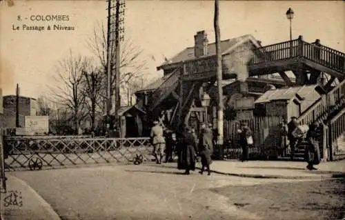 Ak Colombes Hauts de Seine, Le Passage à Niveau