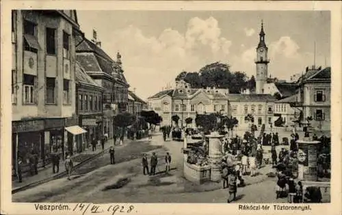 Ak Veszprém Ungarn, Stadtplatz mit Personen, Pferdekutsche links, Uhrturm im Hintergrund, Gebä...