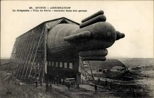 Ak Aerostation, Le Dirigeable Ville de Paris rentrant dans son garage, Französ. Luftschiff