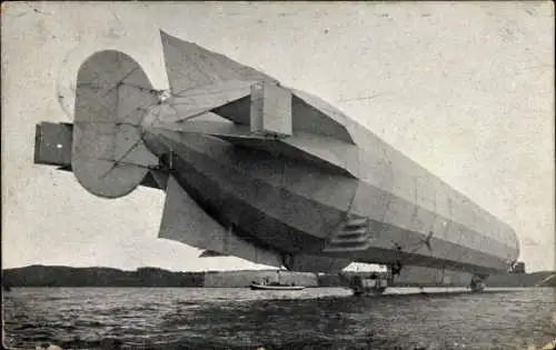 Ak Zeppelins Luftschiff, neues Modell, vor dem Aufstieg