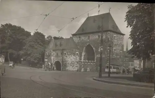 Ak Aachen, Historisches Bauwerk, Stadtansicht, Bäume, Straßenbahn, Schwarz-Weiß