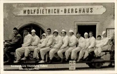 Ak Hallein in Salzburg, Wolfdietrich-Berghaus, Salzbergwerk Dürrnberg, Gruppe von Personen in ...