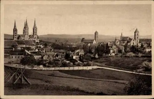 Ak Bamberg in Oberfranken, Stadtansicht, Mehrere Türme, Landschaft, Historische Architektur