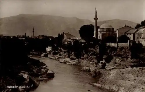 Ak Mostar Bosnien Herzegowina, Schöne Flusslandschaft, historisches Gebäude, Minarett