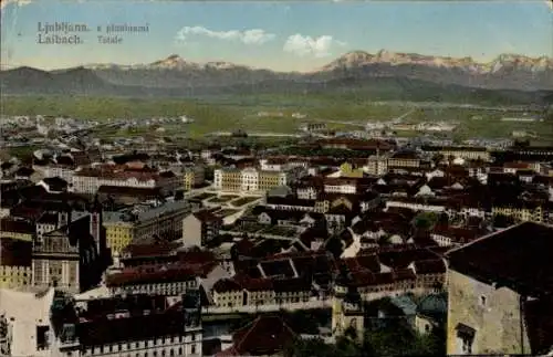 Ak Ljubljana Laibach Slowenien, Panoramablick auf  Berge im Hintergrund, historische Architektur