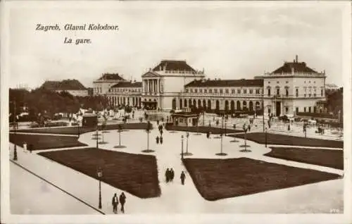 Ak Zagreb Kroatien, Gebäude mit Säulen, Platz, Spaziergänger, Bäume, Eingang zur Bahnstation