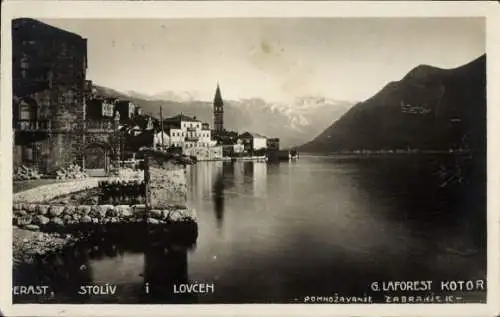 Ak Kotor Cattaro Montenegro, Landschaft mit Wasser, Bergen, Kirche, historischer Architektur, ...