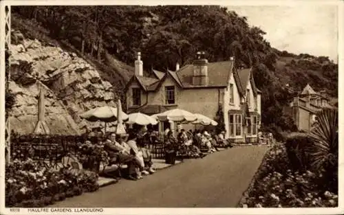 Ak Llandudno Wales, Haulfre Gardens,  Menschen auf Stühlen, Pavillons, Garten