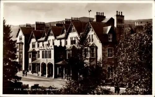 Ak Braemar Schottland, Fife Arms Hotel, Berglandschaft, historische Architektur, Postkarte