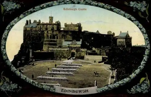 Ak Edinburgh Schottland, Edinburgh Castle, historische Umgebung, Wohngebäude, Militärparade