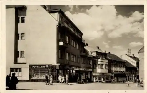 Ak Kralupy nad Vltavou Kralup an der Moldau Mittelböhmen, Eckgebäude, Geschäfte, Menschen auf ...