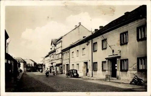 Ak Kostelec nad Labem Elbekosteletz Mittelböhmen, Straße mit Häusern, alter Auto, Menschen auf...