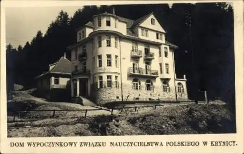 Ak Krynica Zdrój Polen, Haus mit mehreren Etagen, Balkonen, umgeben von Bäumen, historische Ar...