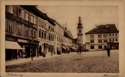 Ak Klatovy Klattau Region Pilsen, Marktplatz mit Häusern, Geschäften, Uhrturm